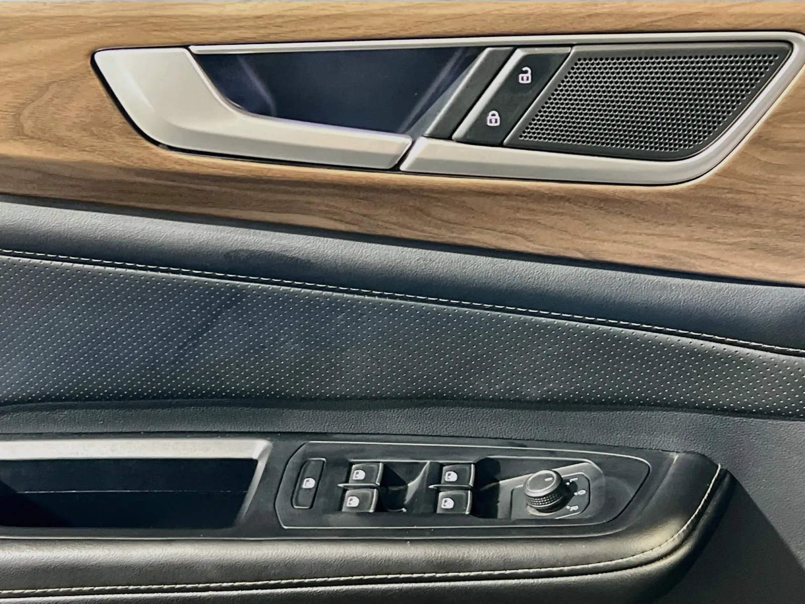 2024 Volkswagen Atlas SE w/Tech - Photo 13