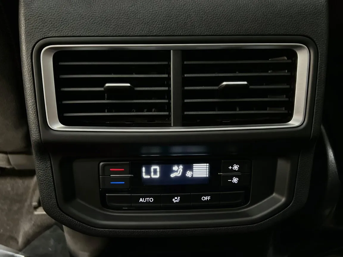 2024 Volkswagen Atlas SE w/Tech - Photo 17