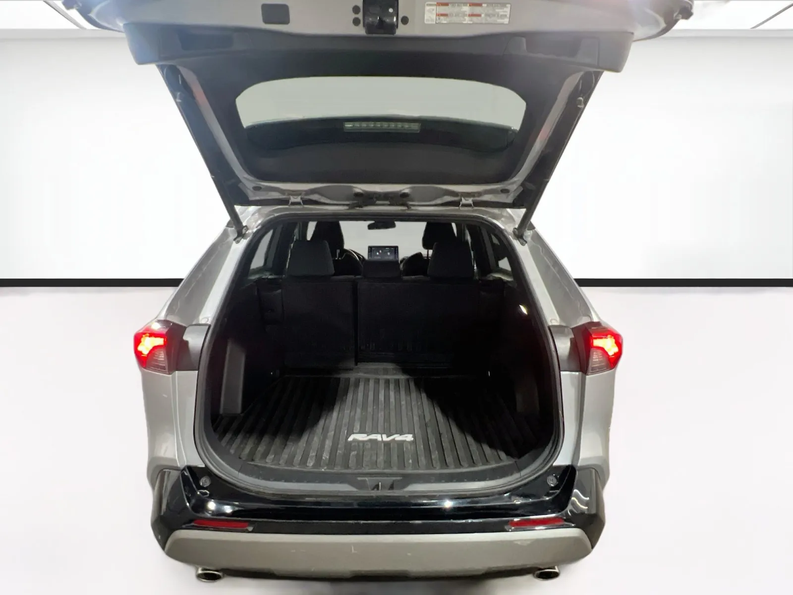2022 Toyota RAV4 SE - Photo 18