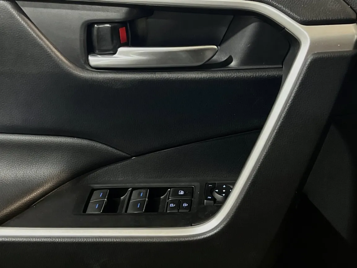 2022 Toyota RAV4 SE - Photo 12