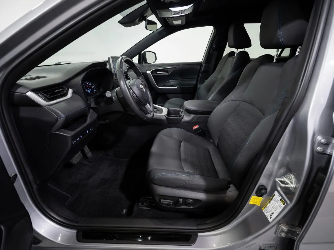 2022 Toyota RAV4 SE - Photo 13