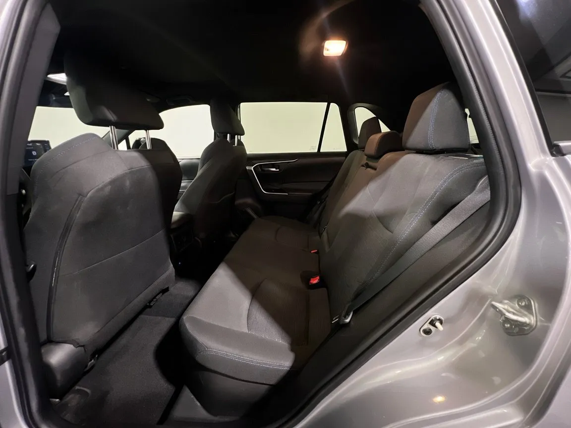 2022 Toyota RAV4 SE - Photo 16