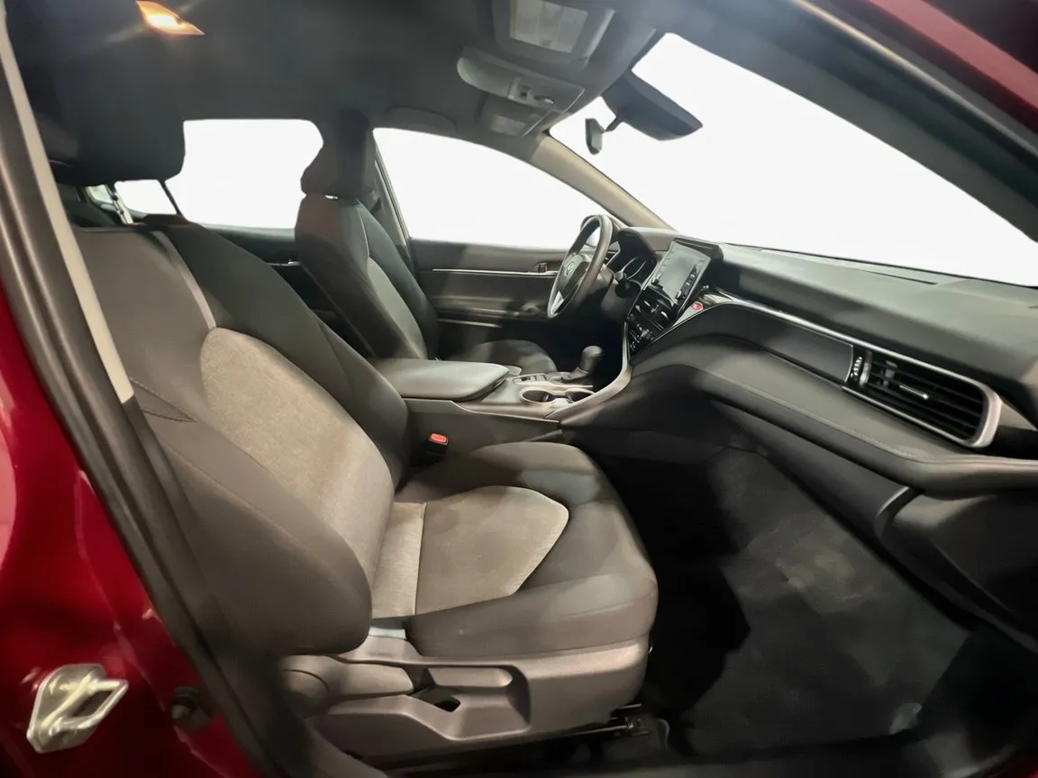 2021 Toyota Camry LE - Photo 19
