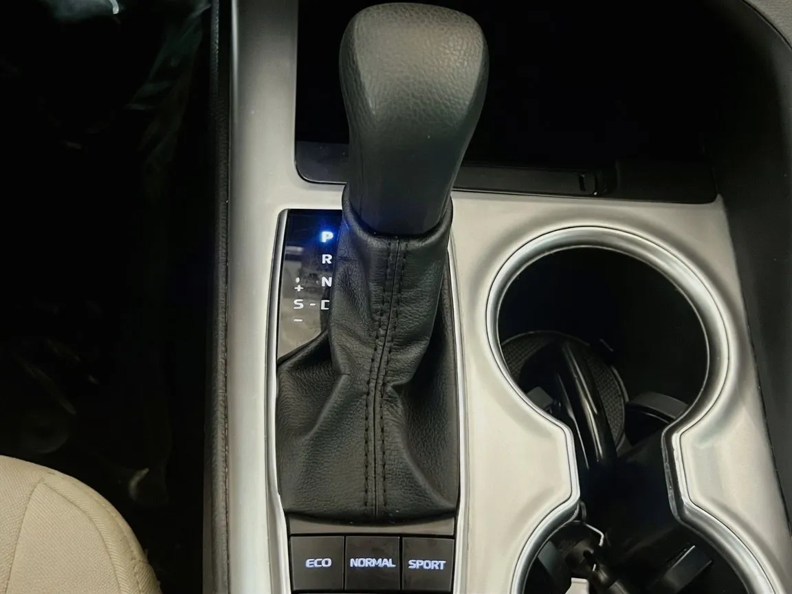 2021 Toyota Camry LE - Photo 12