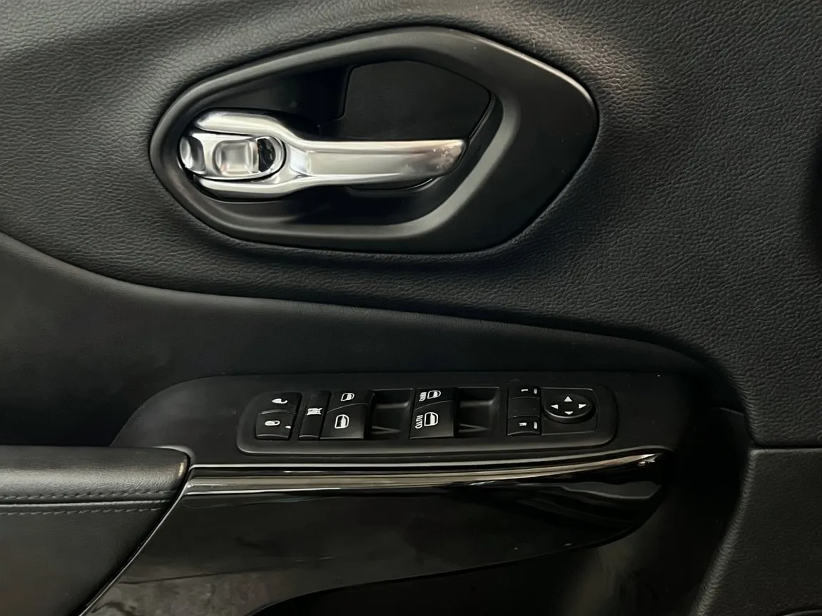 2019 Jeep Cherokee Altitude - Photo 13