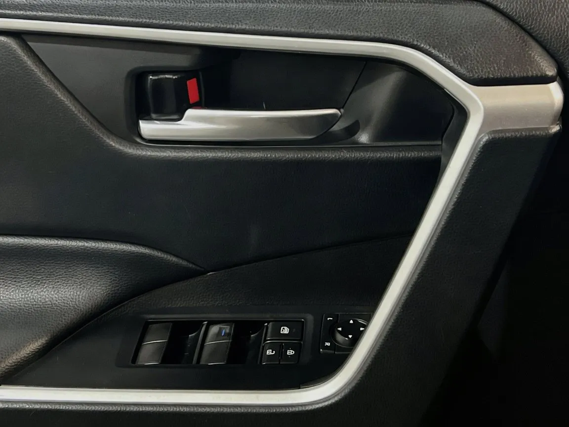 2021 Toyota RAV4 XLE - Photo 13