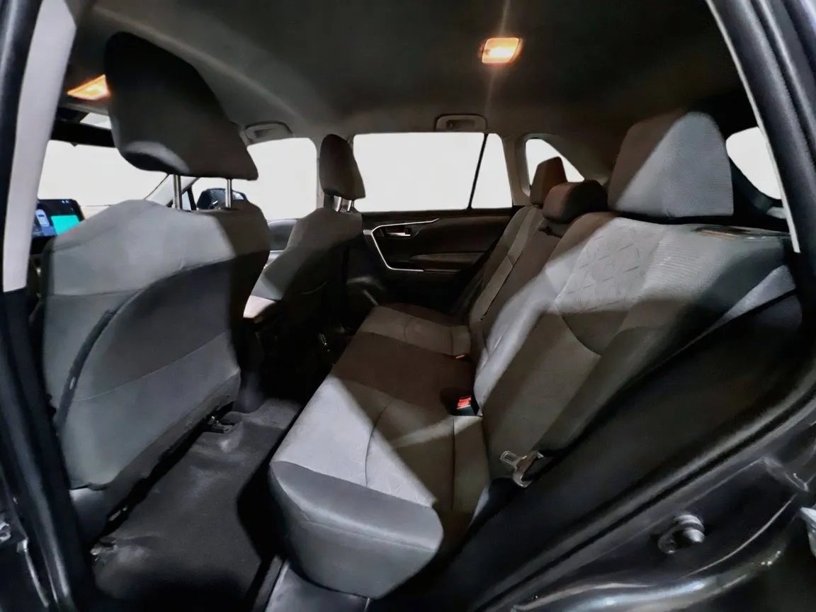 2021 Toyota RAV4 XLE - Photo 16