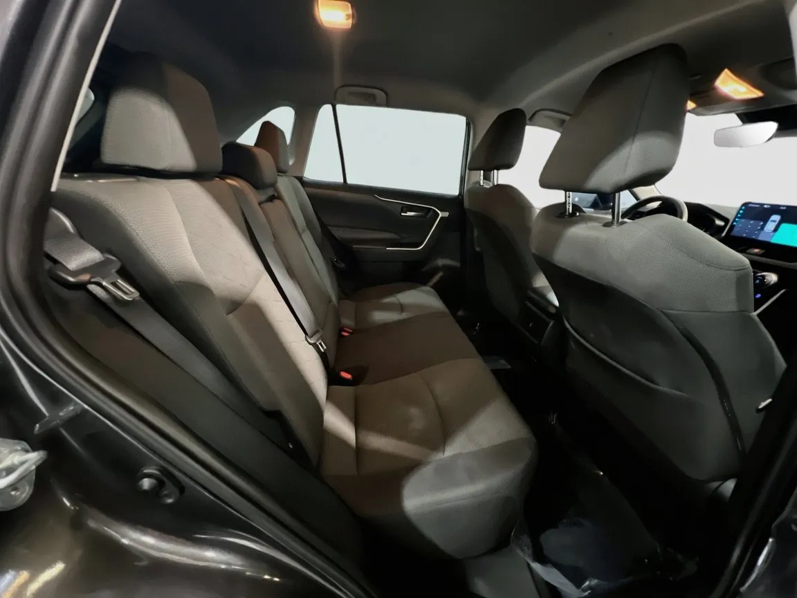 2021 Toyota RAV4 XLE - Photo 19