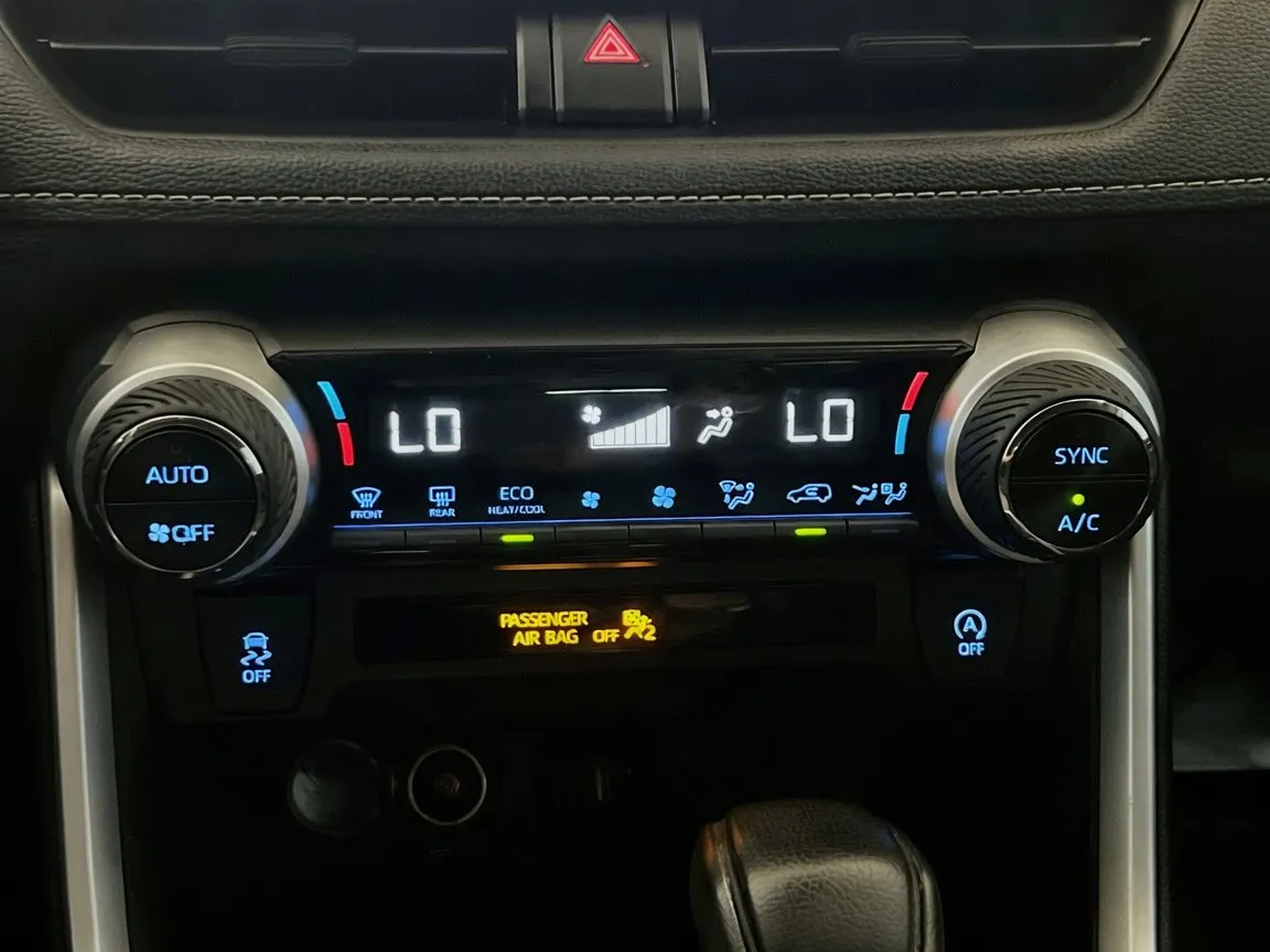2021 Toyota RAV4 XLE - Photo 11