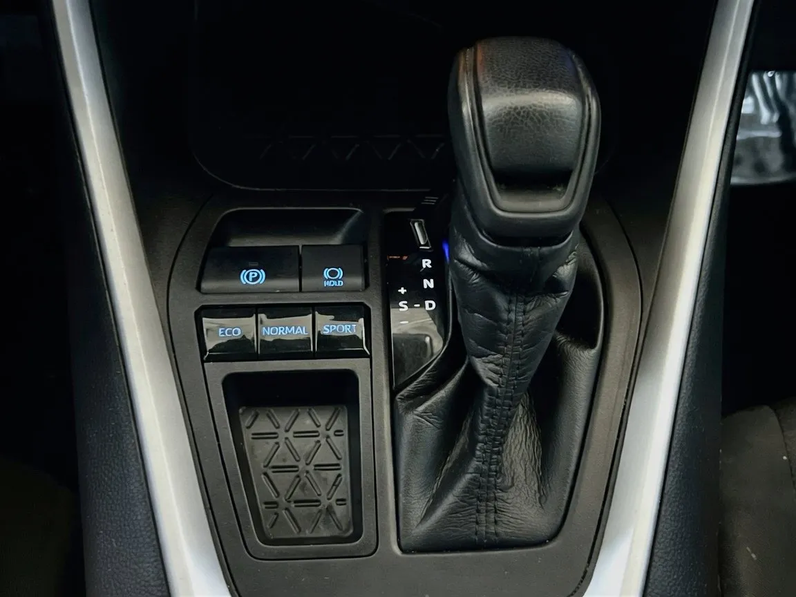 2021 Toyota RAV4 XLE - Photo 12