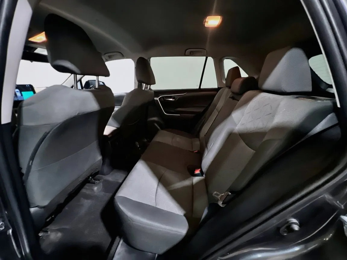 2021 Toyota RAV4 XLE - Photo 16