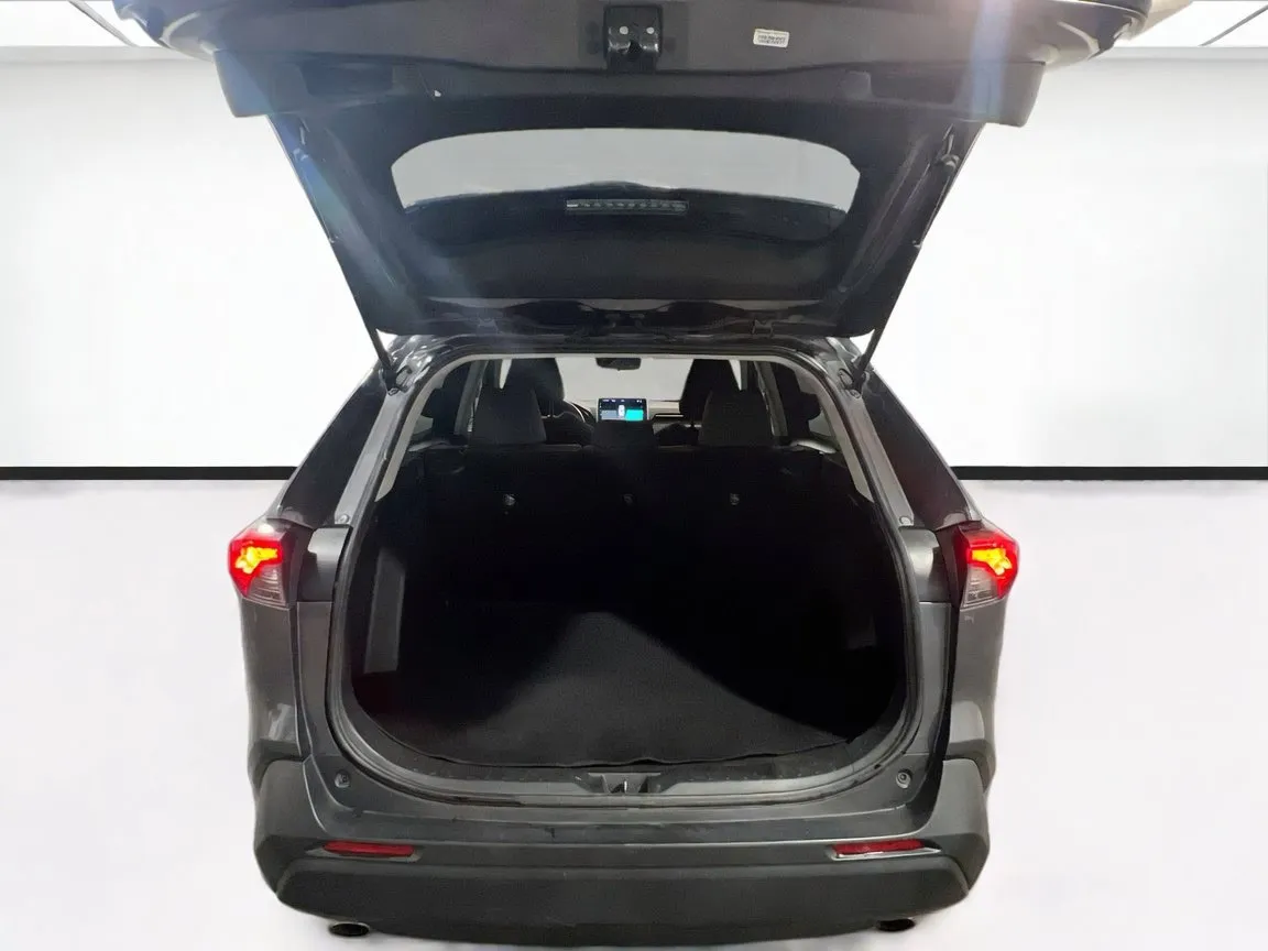 2021 Toyota RAV4 XLE - Photo 18