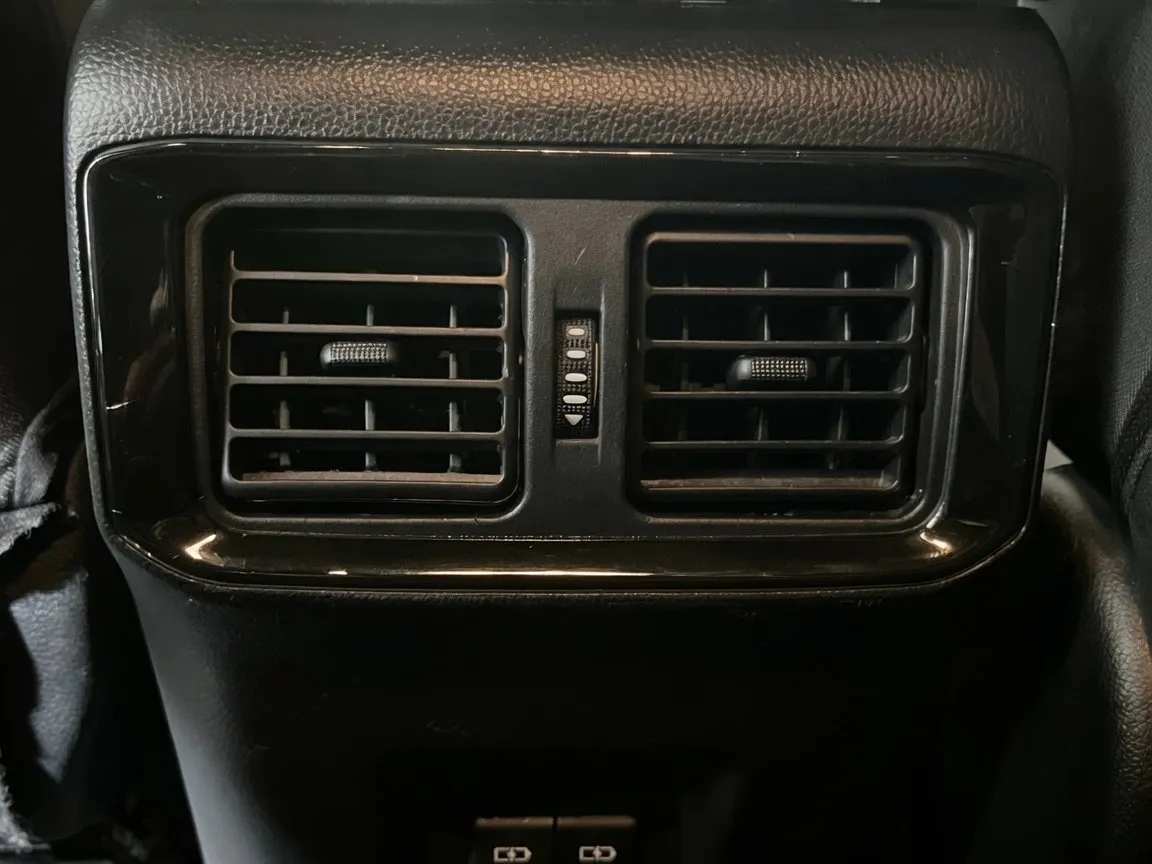 2021 Toyota RAV4 XLE - Photo 17