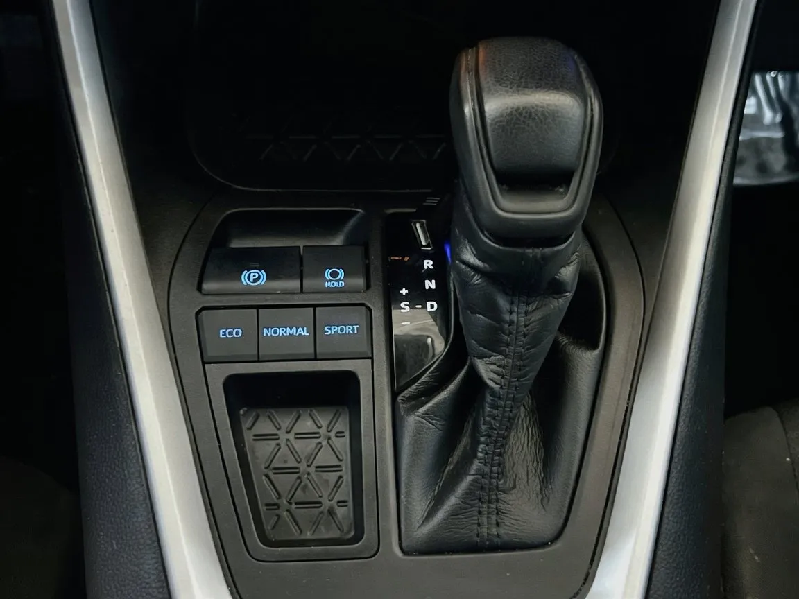 2021 Toyota RAV4 XLE - Photo 12
