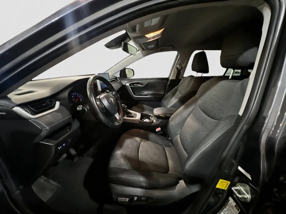 2021 Toyota RAV4 XLE - Photo 14