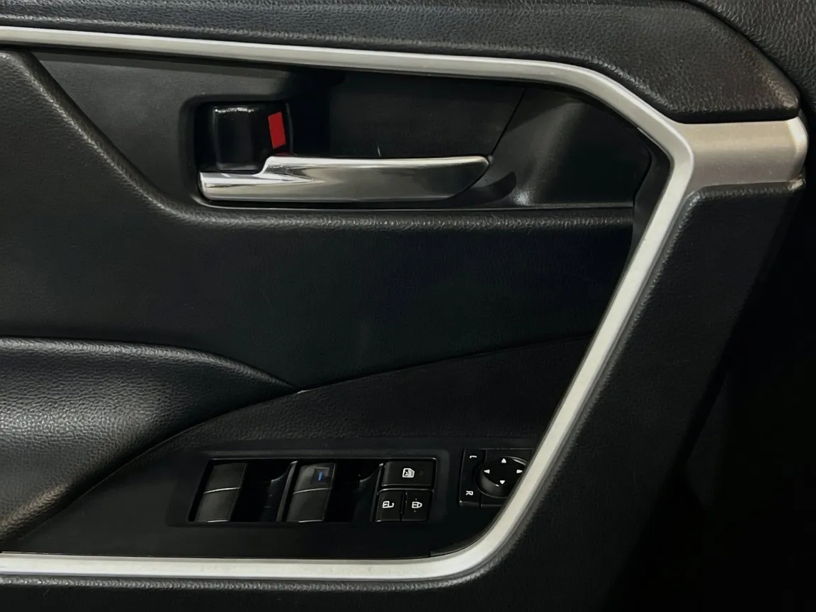 2021 Toyota RAV4 XLE - Photo 13
