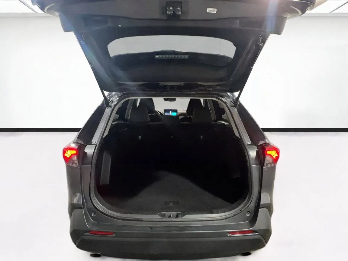 2021 Toyota RAV4 XLE - Photo 18