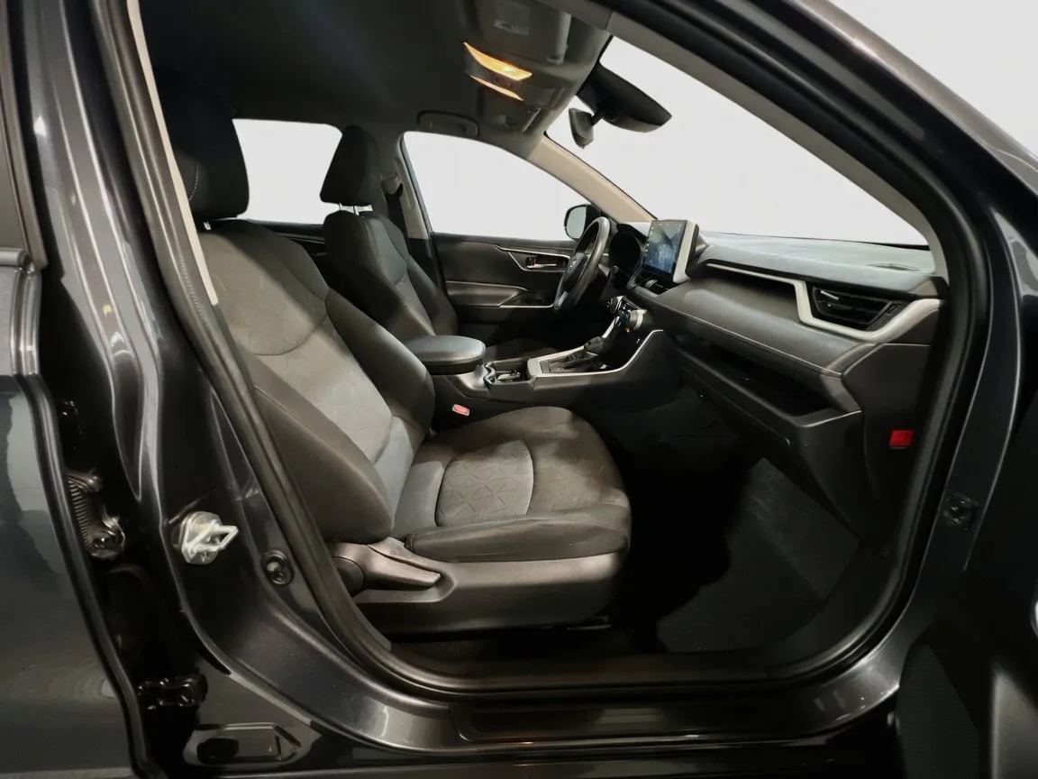 2021 Toyota RAV4 XLE - Photo 20