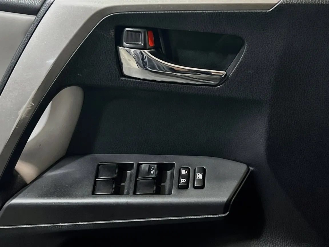 2018 Toyota RAV4 XLE - Photo 13