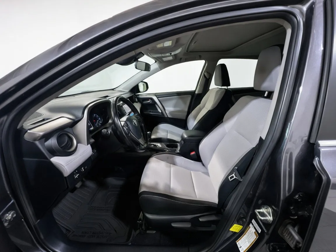 2018 Toyota RAV4 XLE - Photo 14
