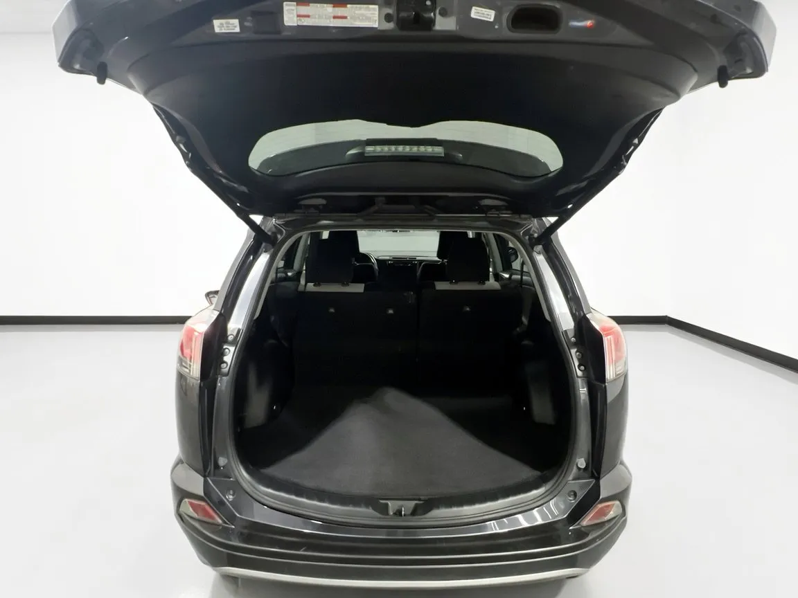 2018 Toyota RAV4 XLE - Photo 18