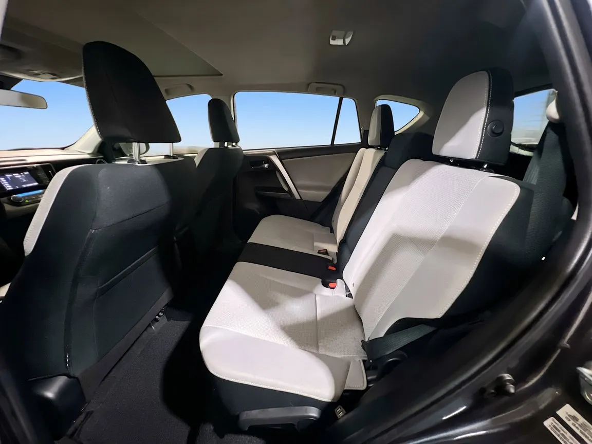 2018 Toyota RAV4 XLE - Photo 17