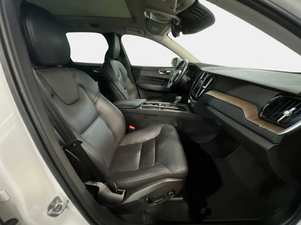 2021 Volvo XC60 Momentum - Photo 22