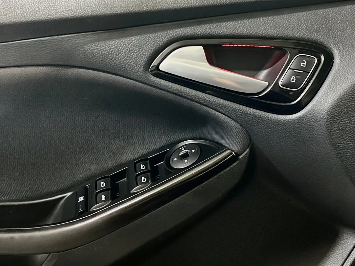 2017 Ford Focus SEL - Photo 13