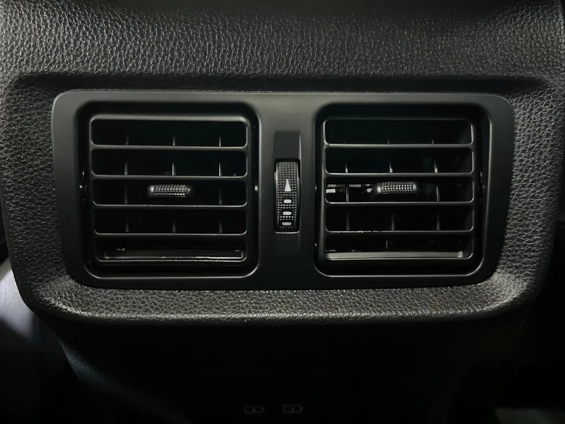 2024 Toyota Venza LE - Photo 18