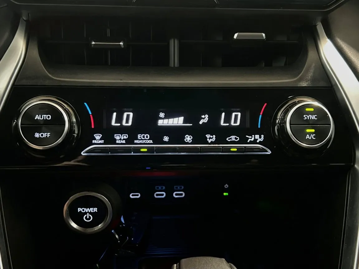 2024 Toyota Venza LE - Photo 12