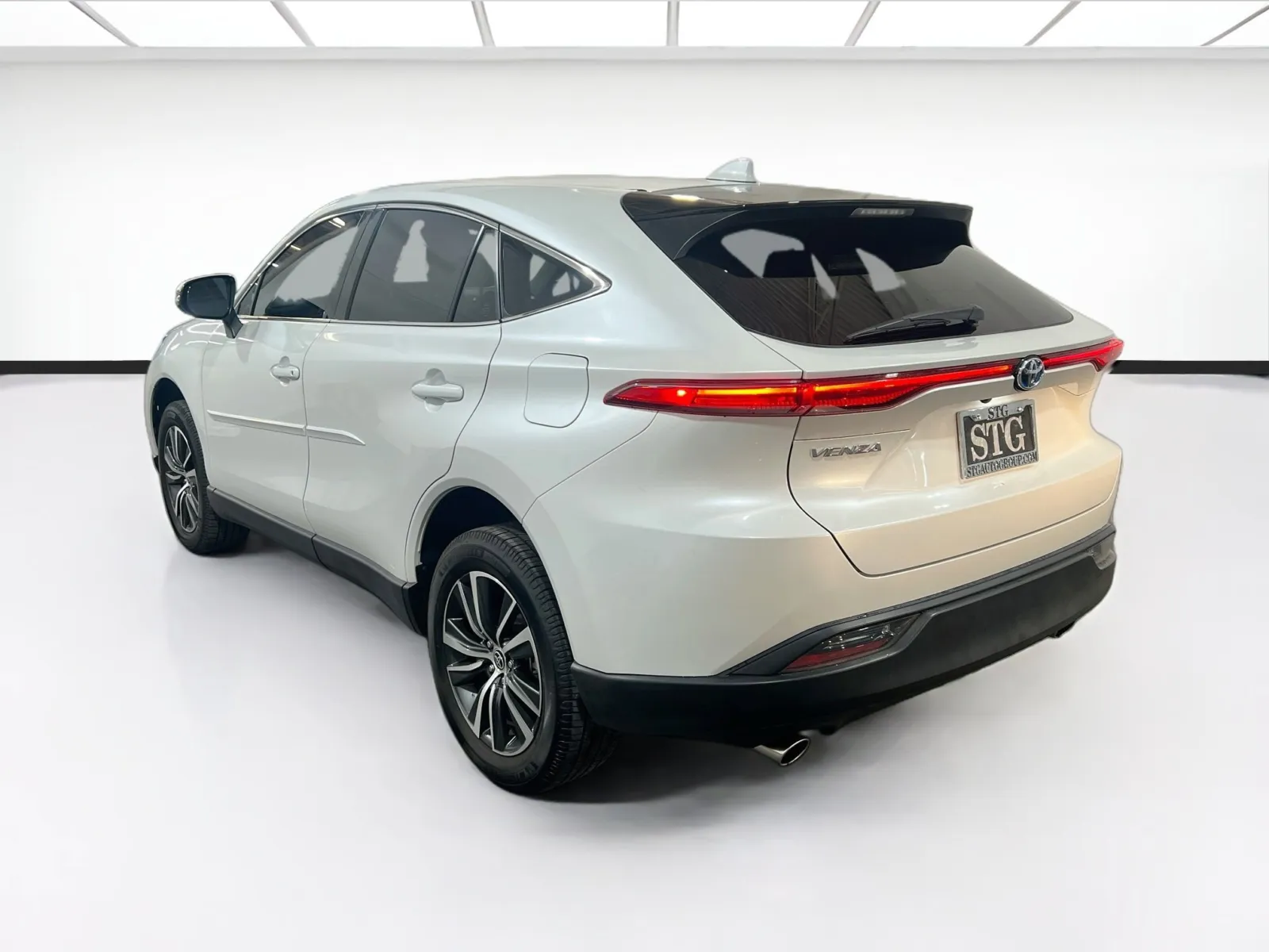 2024 Toyota Venza LE - Photo 6