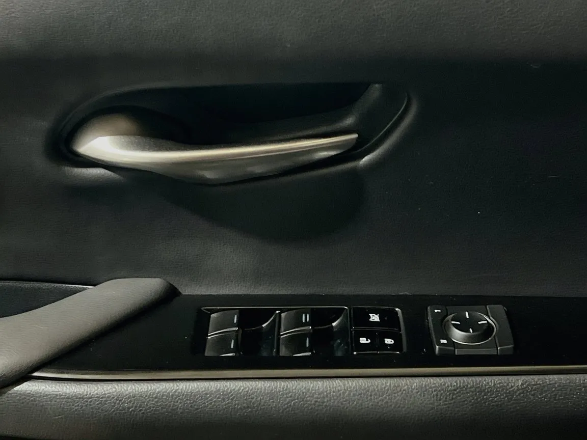 2023 Lexus UX Hybrid 250h - Photo 13
