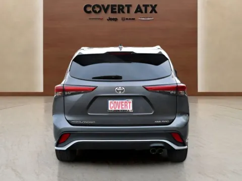More photos of 2022 Toyota Highlander XSE at Covert Chrysler Dodge Jeep Ram, TX