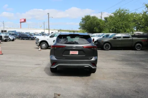 More photos of 2021 Toyota Highlander XSE at Covert Chrysler Dodge Jeep Ram, TX