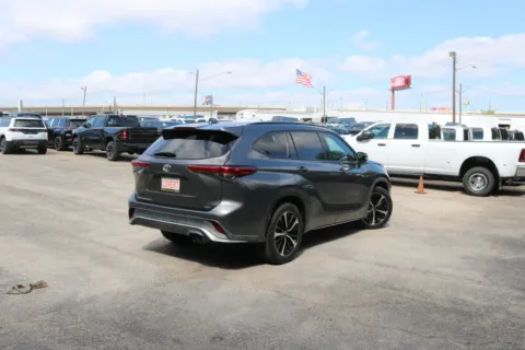 More photos of 2021 Toyota Highlander XSE at Covert Chrysler Dodge Jeep Ram, TX