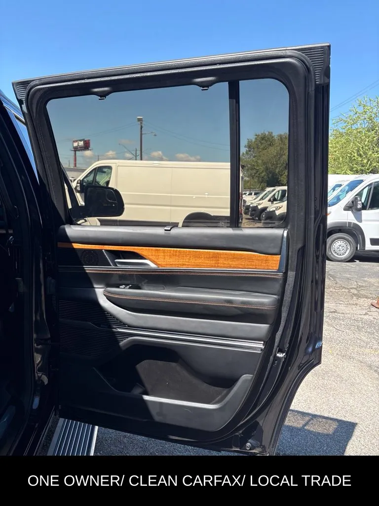 Jeep Grand Wagoneer photo 19