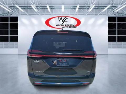 More photos of 2026 Chrysler Pacifica Select at Woody Folsom CDJR of Douglas, GA