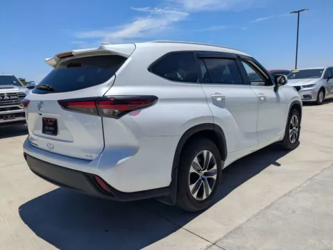 More photos of 2024 Toyota Highlander XLE at Woody Folsom CDJR of Douglas, GA