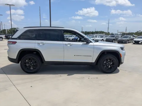 More photos of 2026 Jeep Grand Cherokee Laredo Altitude at Woody Folsom CDJR of Douglas, GA