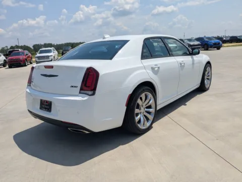 More photos of 2021 Chrysler 300 Touring L at Woody Folsom CDJR of Douglas, GA
