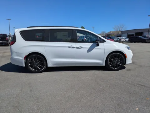 Another view of 2026 Chrysler Pacifica Limited for sale in Vidalia, GA at Woody Folsom Chrysler Dodge Jeep Ram of Vidalia