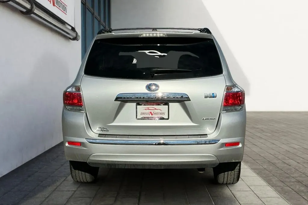 More photos of 2013 Toyota Highlander Limited Hybrid Sport Utility 4D at Drive N-Motion Greeley, CO