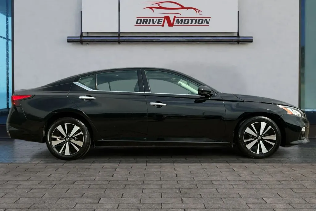 Another view of 2021 Nissan Altima 2.5 SL Sedan 4D for sale in Greeley, CO at Drive N-Motion Greeley