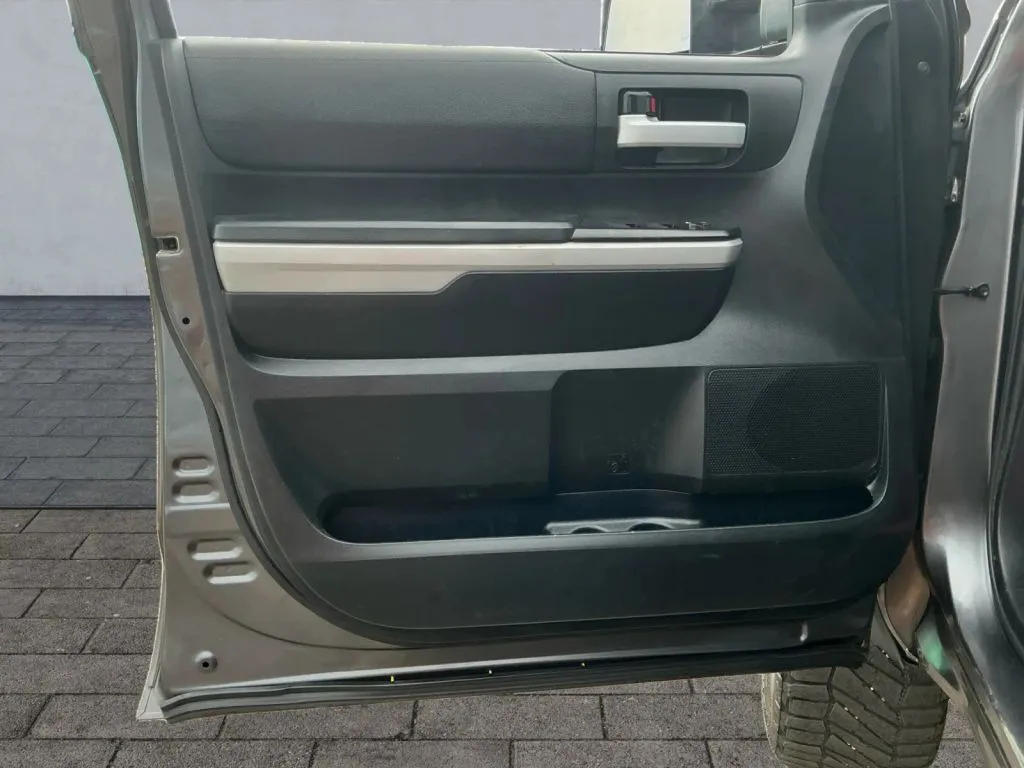 Toyota Tundra photo 10