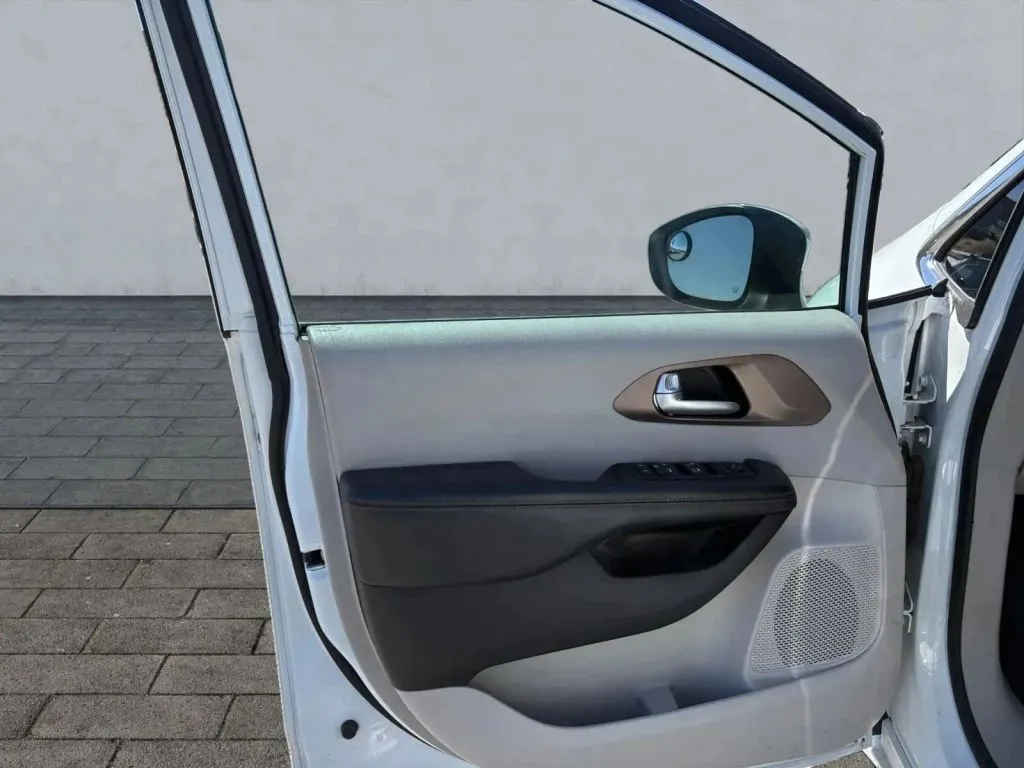 2017 Chrysler Pacifica LX - Photo 10