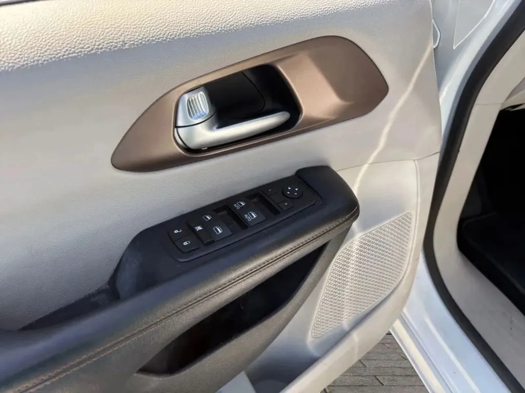 2017 Chrysler Pacifica LX - Photo 11
