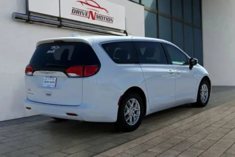More photos of 2017 Chrysler Pacifica LX Minivan 4D at Drive N-Motion Greeley, CO