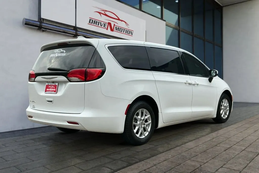 More photos of 2017 Chrysler Pacifica LX Minivan 4D at Drive N-Motion Greeley, CO