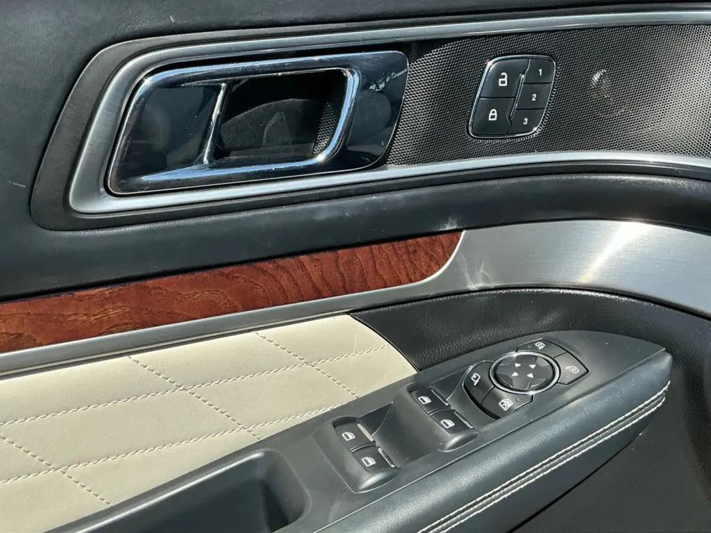 Ford Explorer photo 11