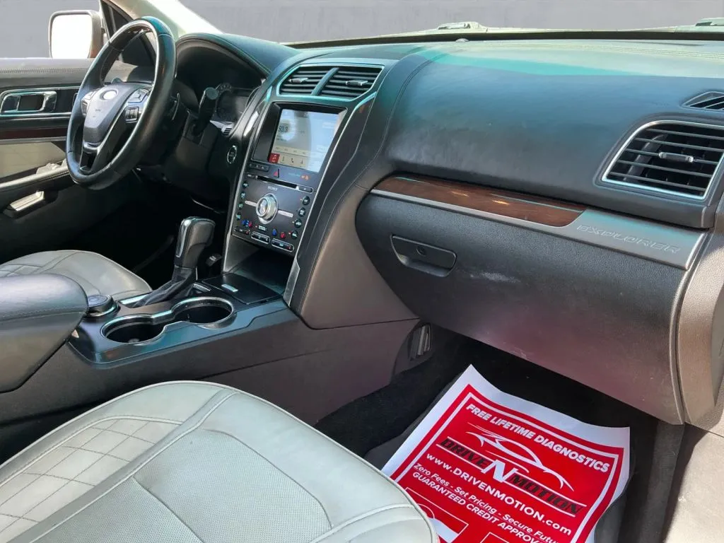 Ford Explorer photo 21
